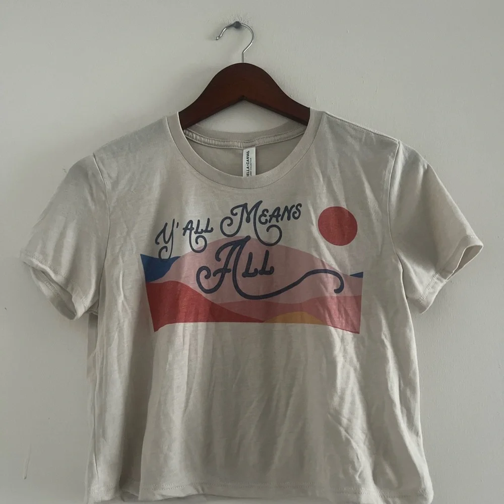 Graphic Beige Crop Top custom Y’all Means All Sz S Super Soft never worn - Picture 4 of 4